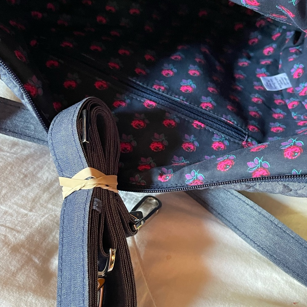 Vera Bradley Purse-country blue color! Preowned! no tags like new condition! - Picture 10 of 14